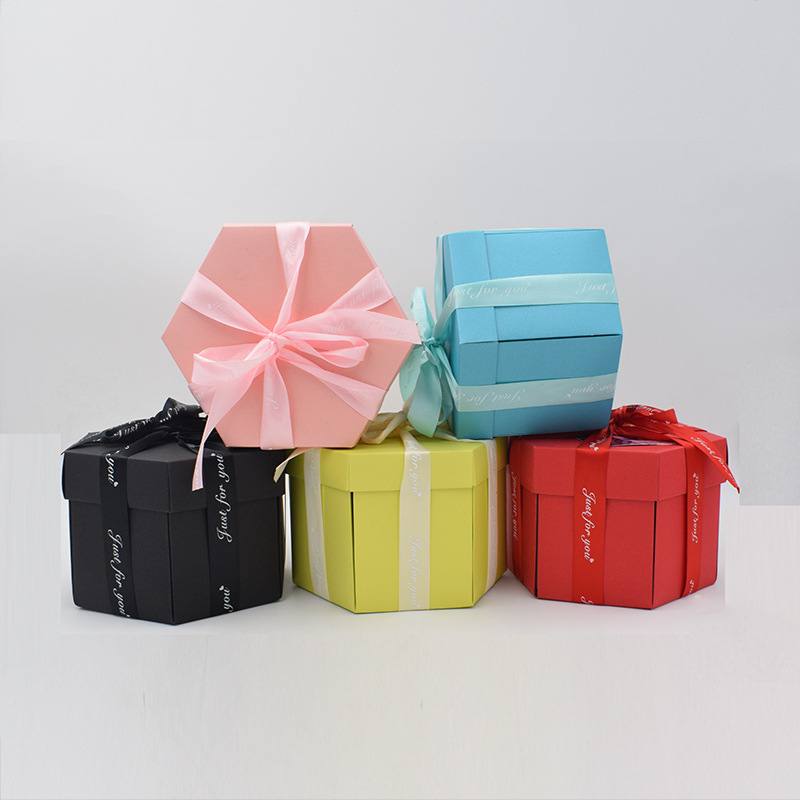 Cutie explozie DIY cu cinci niveluri, album foto realizat manual – cadou pentru ziua cuplurilor