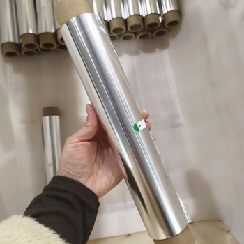 Folie de aluminiu pentru coacere și grătar 8011, alimentară, rezistentă la temperaturi înalte, impermeabilă, lățimi personalizabile 300/450 mm, grosime 0.009–0.025 mm, imprimare siglă disponibilă