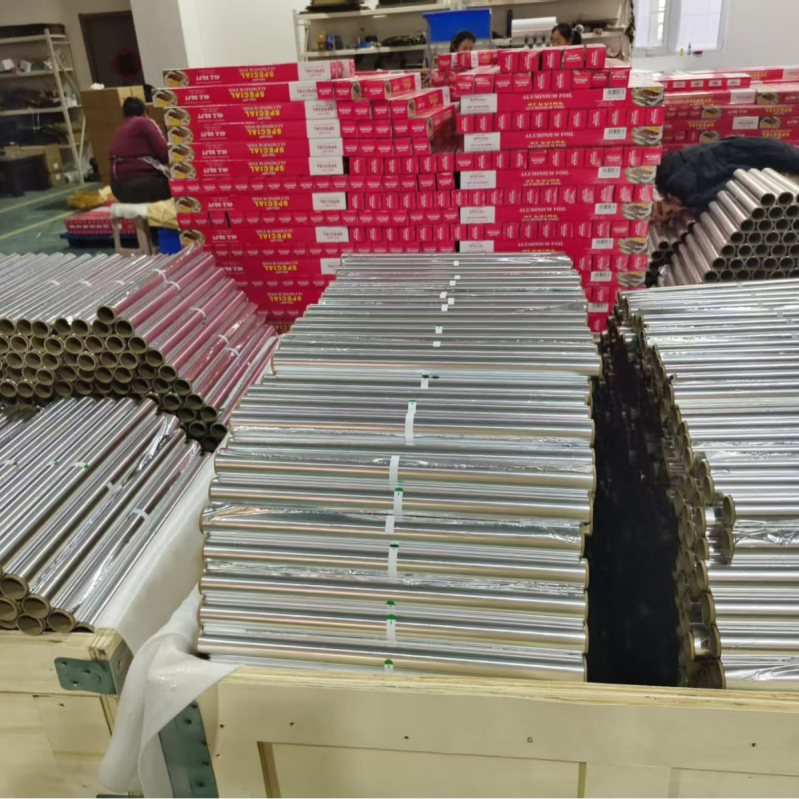 Folie de aluminiu pentru coacere și grătar 8011, alimentară, rezistentă la temperaturi înalte, impermeabilă, lățimi personalizabile 300/450 mm, grosime 0.009–0.025 mm, imprimare siglă disponibilă