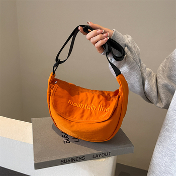 Dumpling Bag, ελαφριά crossbody τσάντα καθημερινής χρήσης, μεσαίου μεγέθους από νάιλον, αστικός μινιμαλισμός, εσωτερικές θήκες με φερμουάρ για κινητό και ταυτότητα