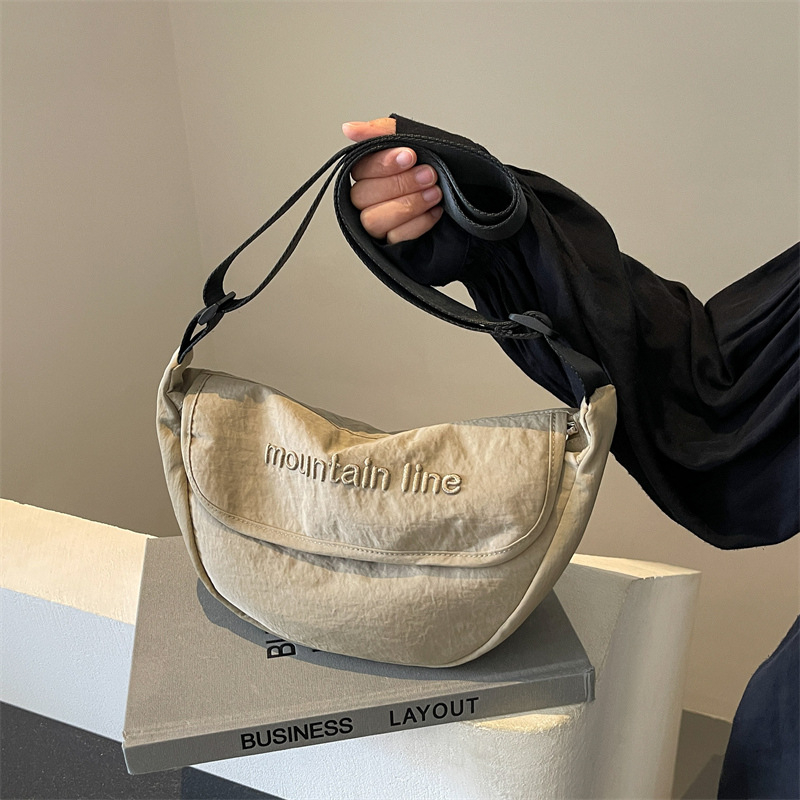 Dumpling Bag, ελαφριά crossbody τσάντα καθημερινής χρήσης, μεσαίου μεγέθους από νάιλον, αστικός μινιμαλισμός, εσωτερικές θήκες με φερμουάρ για κινητό και ταυτότητα