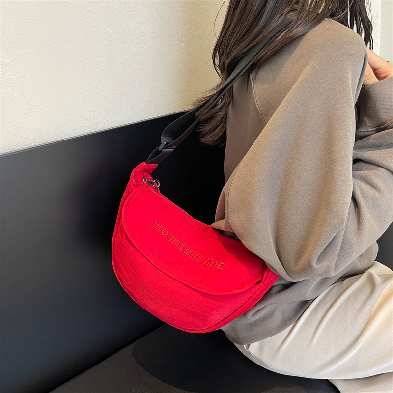 Dumpling Bag, ελαφριά crossbody τσάντα καθημερινής χρήσης, μεσαίου μεγέθους από νάιλον, αστικός μινιμαλισμός, εσωτερικές θήκες με φερμουάρ για κινητό και ταυτότητα