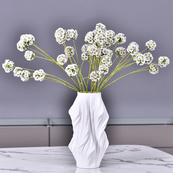 Floare de mătase într-un ghiveci albastru — aranjament floral artificial, pentru nunți și ședințe foto