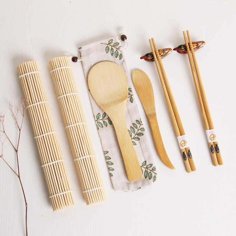Set de unelte pentru sushi, 9 piese: mat alb pentru rularea sushi, bețe pentru sushi, lamă, lingură de orez, sac din pânză, suport pentru rață