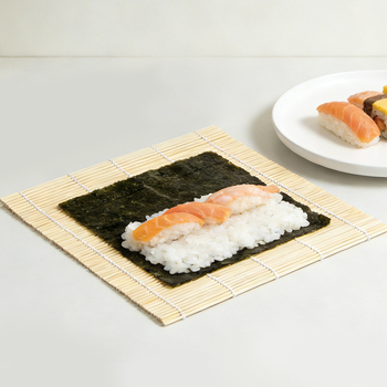 Set pentru sushi: covoraș din bambus pentru rulare, rol cu nori