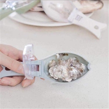 Îndepărțitor de solzi de pește din plastic, cu capac - unealtă de bucătărie manuală