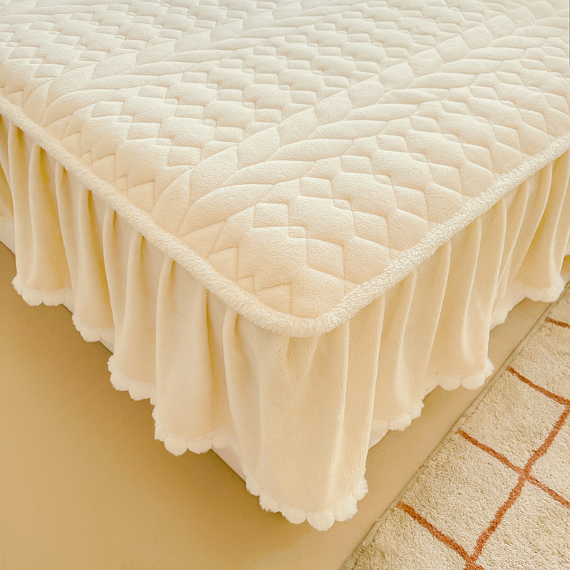 Velur de lapte cu pompon pentru pat, set de trei piese: cearșaf elastic și protecție pentru saltea, fustă de pat – stil două în unu