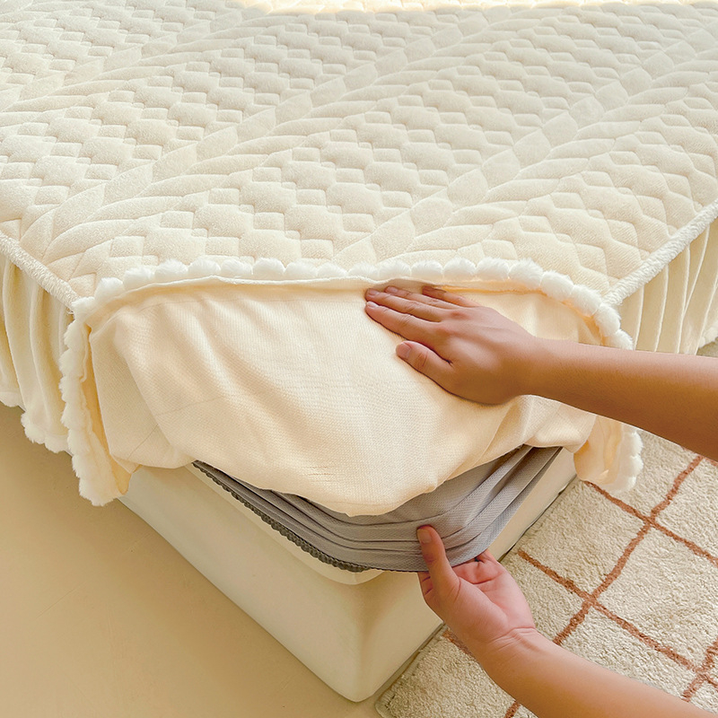 Velur de lapte cu pompon pentru pat, set de trei piese: cearșaf elastic și protecție pentru saltea, fustă de pat – stil două în unu