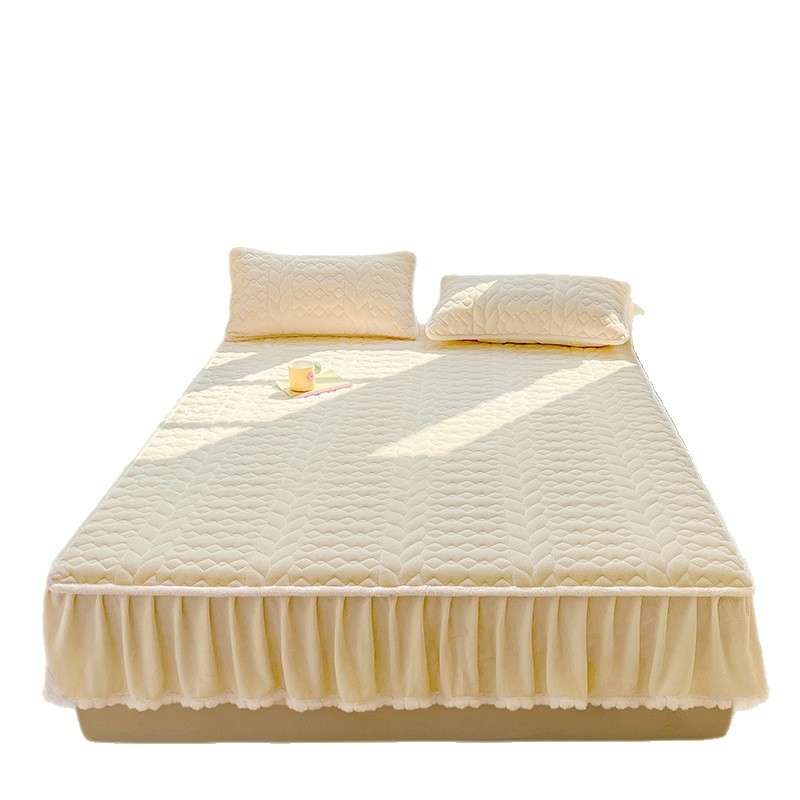 Velur de lapte cu pompon pentru pat, set de trei piese: cearșaf elastic și protecție pentru saltea, fustă de pat – stil două în unu