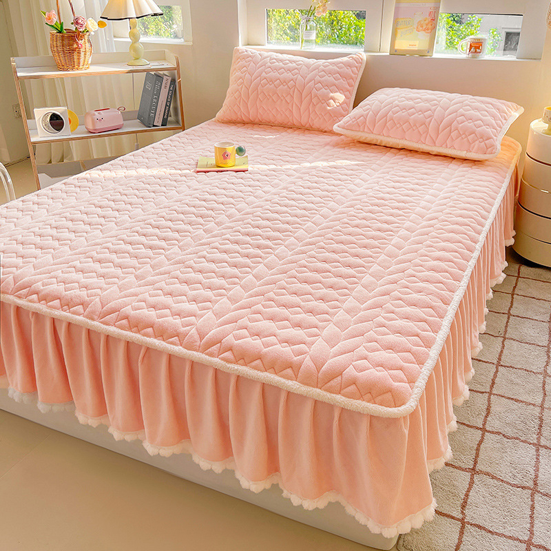 Velur de lapte cu pompon pentru pat, set de trei piese: cearșaf elastic și protecție pentru saltea, fustă de pat – stil două în unu