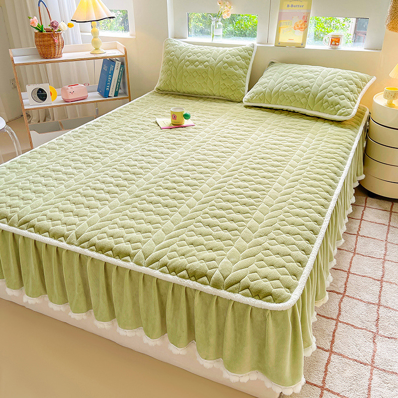 Velur de lapte cu pompon pentru pat, set de trei piese: cearșaf elastic și protecție pentru saltea, fustă de pat – stil două în unu