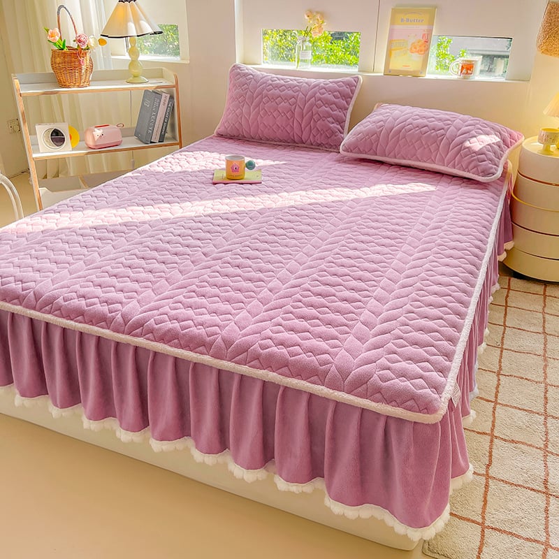 Velur de lapte cu pompon pentru pat, set de trei piese: cearșaf elastic și protecție pentru saltea, fustă de pat – stil două în unu