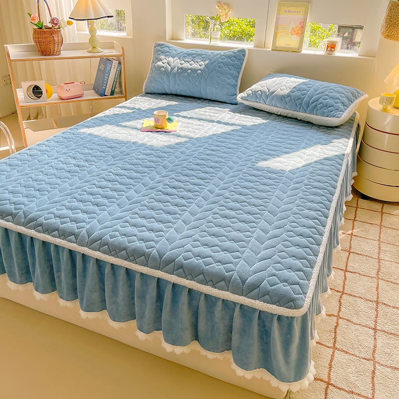 Velur de lapte cu pompon pentru pat, set de trei piese: cearșaf elastic și protecție pentru saltea, fustă de pat – stil două în unu