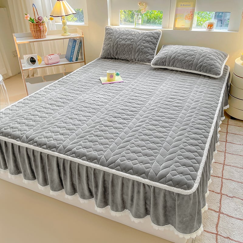 Velur de lapte cu pompon pentru pat, set de trei piese: cearșaf elastic și protecție pentru saltea, fustă de pat – stil două în unu
