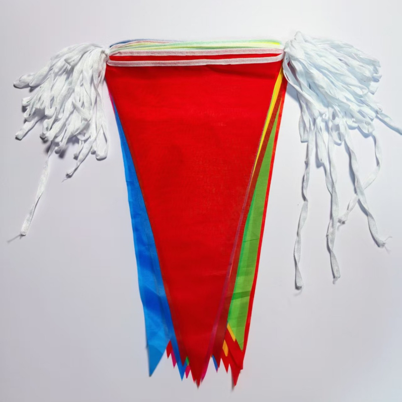 Steaguri pătrate cu simbolul norocului pentru sărbătoarea de primăvară, drapelele triunghiulare colorate pentru Anul Nou