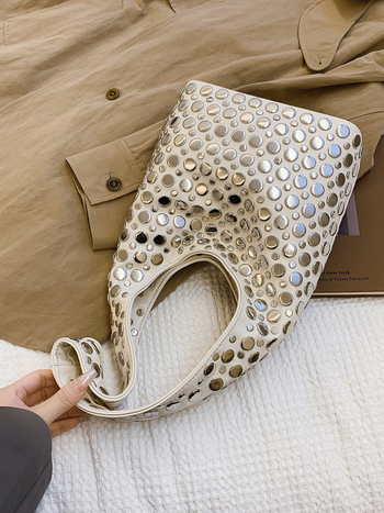 Γυναικεία bucket bag με πουά και μεταλλικά καρφιά – casual μόδα, για τον ώμο (2026)
