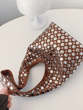 Γυναικεία bucket bag με πουά και μεταλλικά καρφιά – casual μόδα, για τον ώμο (2026)