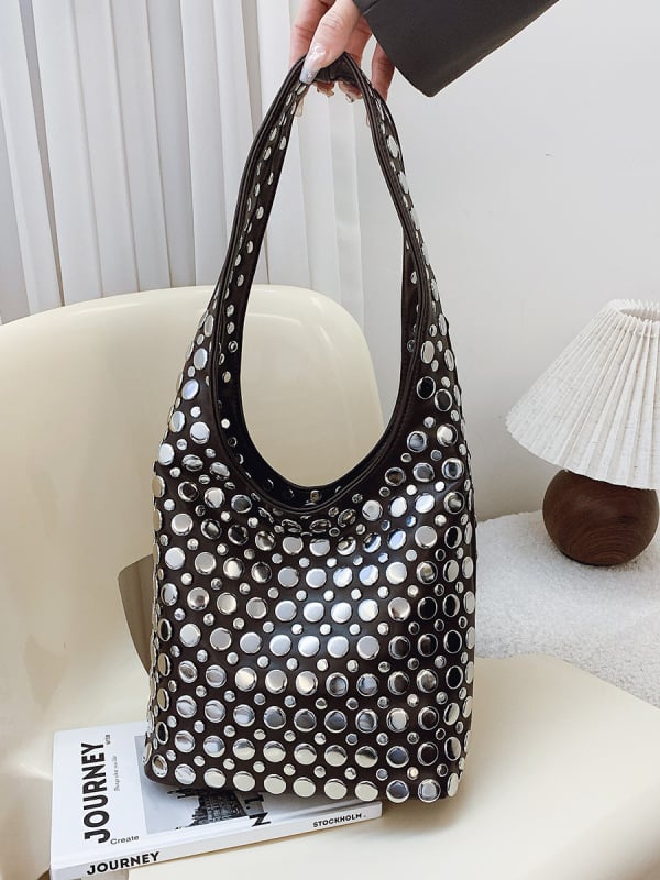 Γυναικεία bucket bag με πουά και μεταλλικά καρφιά – casual μόδα, για τον ώμο (2026)
