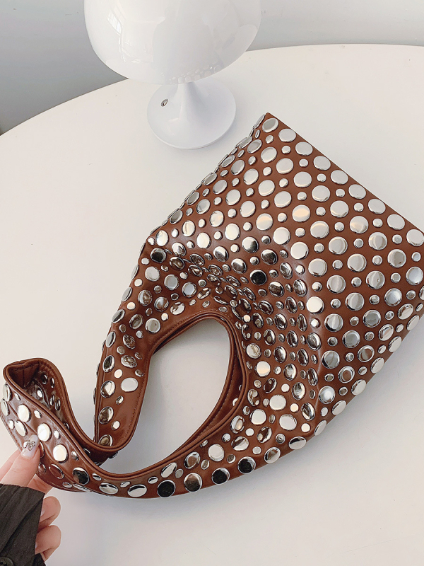 Γυναικεία bucket bag με πουά και μεταλλικά καρφιά – casual μόδα, για τον ώμο (2026)