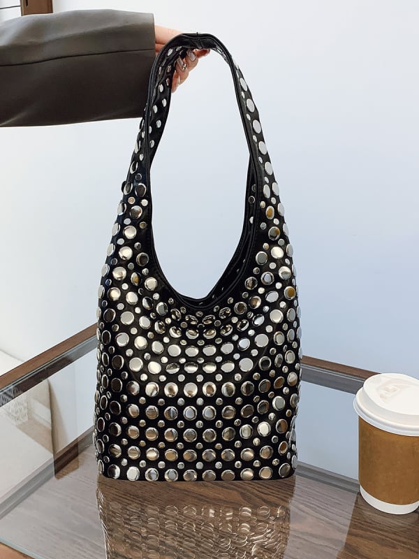 Γυναικεία bucket bag με πουά και μεταλλικά καρφιά – casual μόδα, για τον ώμο (2026)