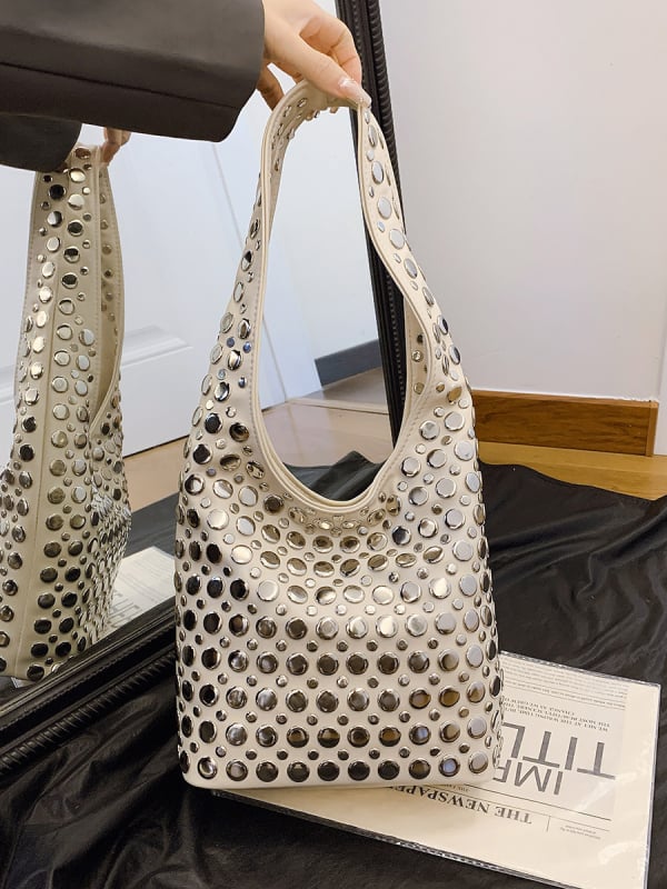 Γυναικεία bucket bag με πουά και μεταλλικά καρφιά – casual μόδα, για τον ώμο (2026)