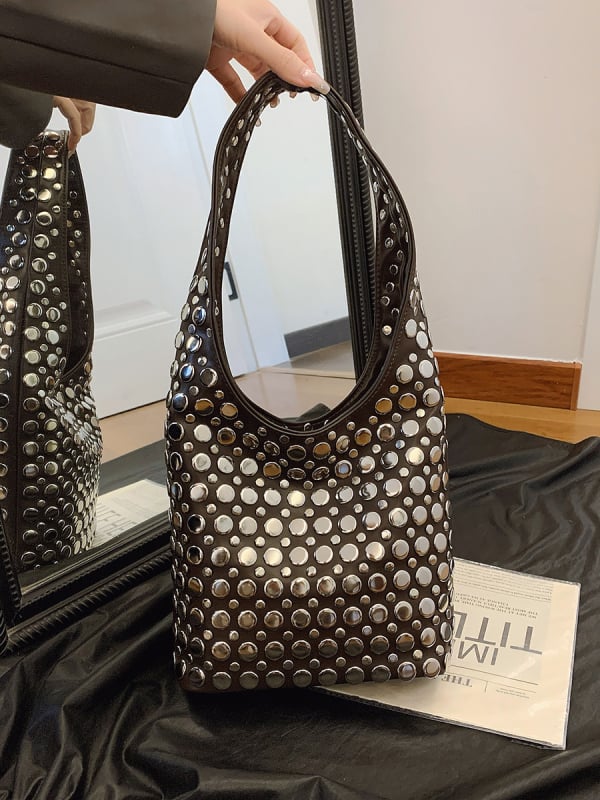 Γυναικεία bucket bag με πουά και μεταλλικά καρφιά – casual μόδα, για τον ώμο (2026)