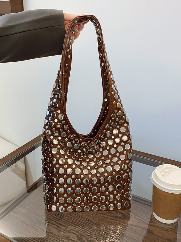 Γυναικεία bucket bag με πουά και μεταλλικά καρφιά – casual μόδα, για τον ώμο (2026)