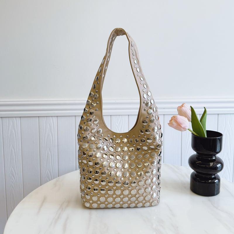 Γυναικεία bucket bag με πουά και μεταλλικά καρφιά – casual μόδα, για τον ώμο (2026)