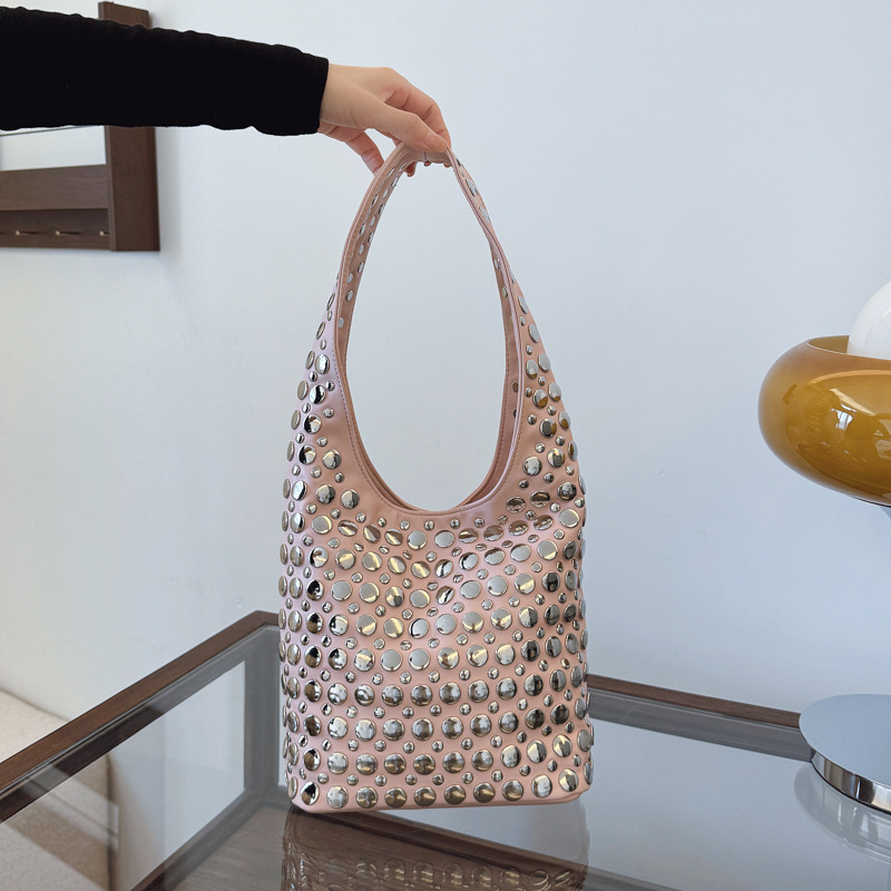 Γυναικεία bucket bag με πουά και μεταλλικά καρφιά – casual μόδα, για τον ώμο (2026)