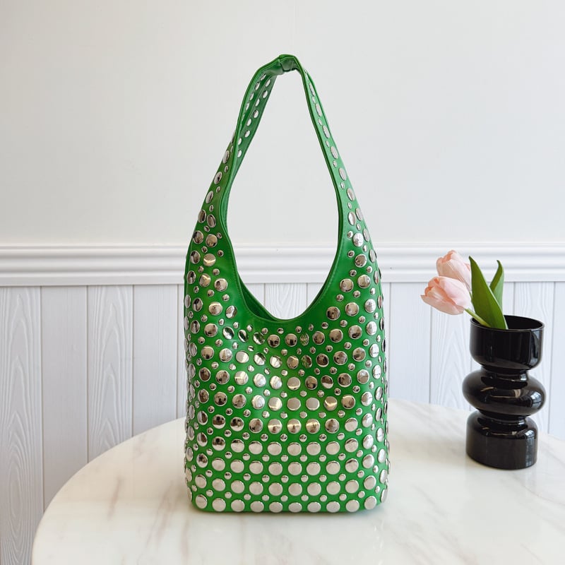 Γυναικεία bucket bag με πουά και μεταλλικά καρφιά – casual μόδα, για τον ώμο (2026)
