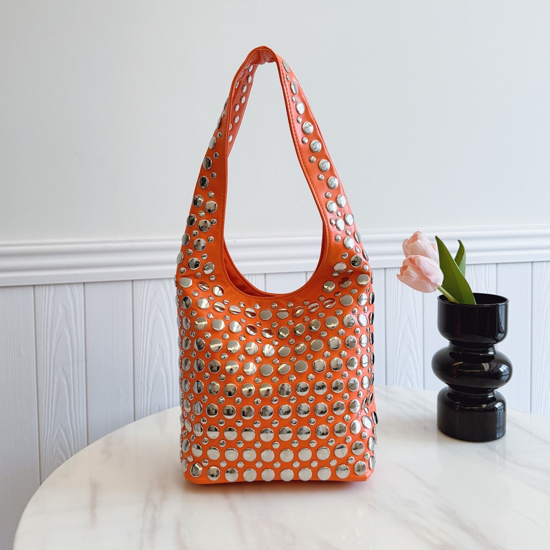 Γυναικεία bucket bag με πουά και μεταλλικά καρφιά – casual μόδα, για τον ώμο (2026)