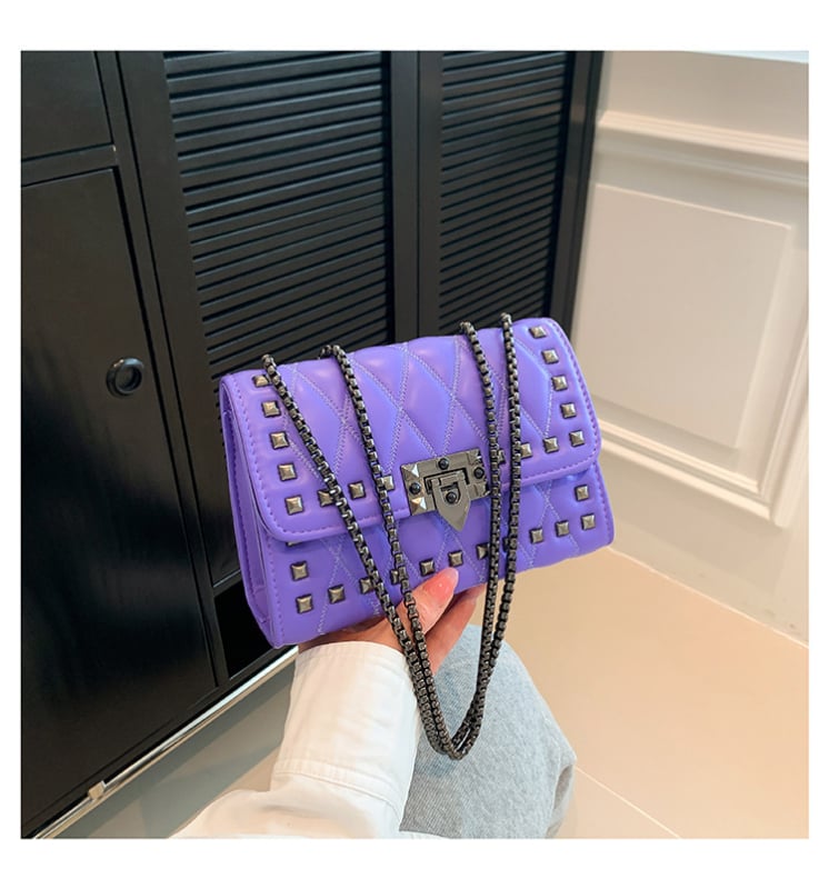 Ženska torba preko ramena s lancem i rivetima, mekana PU koža, romboidno štepana crossbody mala kvadratna torba