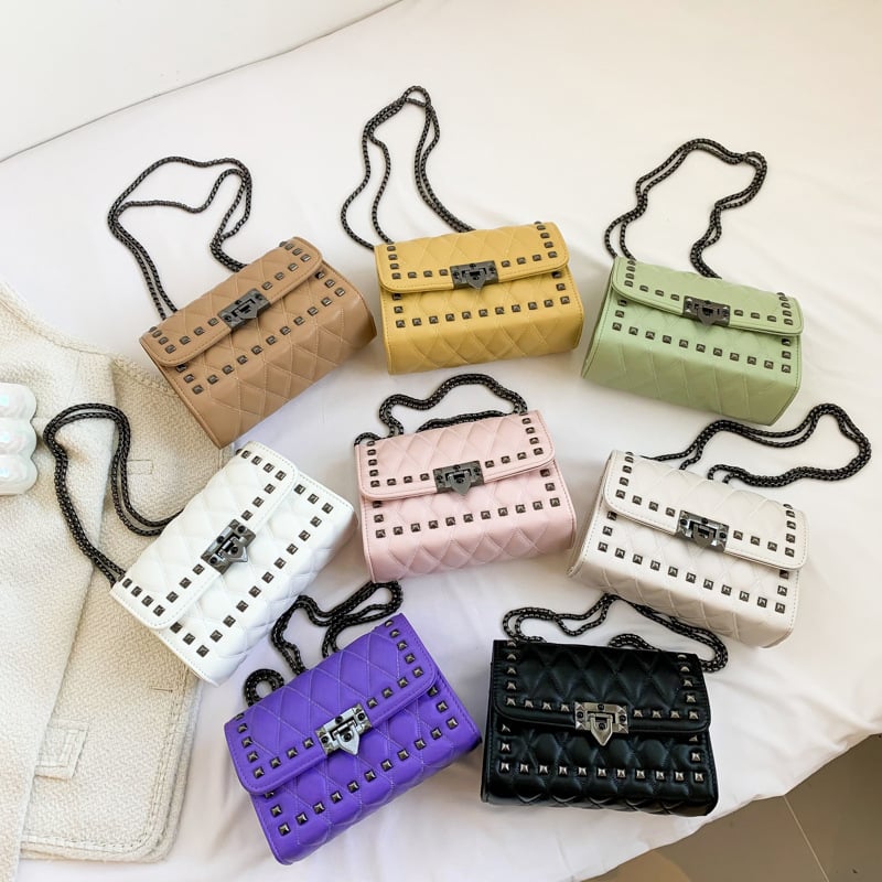 Ženska torba preko ramena s lancem i rivetima, mekana PU koža, romboidno štepana crossbody mala kvadratna torba