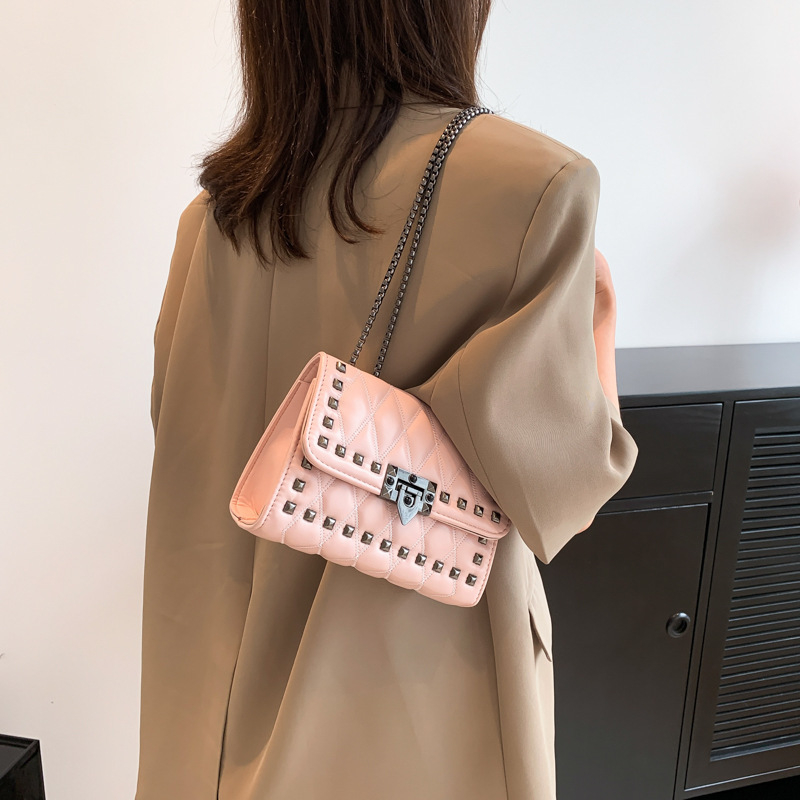 Ženska torba preko ramena s lancem i rivetima, mekana PU koža, romboidno štepana crossbody mala kvadratna torba