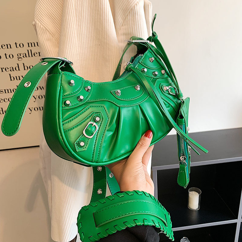 Dumpling torba s rivetima i plisiranim dizajnom, mala, 2023 stil, za rame ili crossbody
