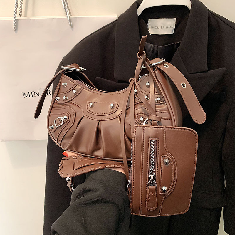 Dumpling torba s rivetima i plisiranim dizajnom, mala, 2023 stil, za rame ili crossbody