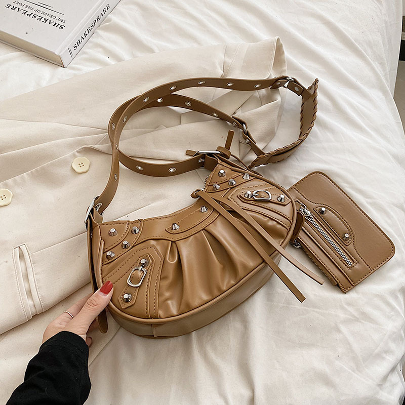 Dumpling torba s rivetima i plisiranim dizajnom, mala, 2023 stil, za rame ili crossbody