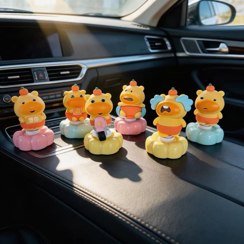 Capybara Lulu plišana igračka, okretni ukras za auto i uredski stol, slatka figurica koja se drži u ruci, neobičan desktop dekor