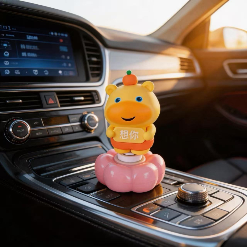Capybara Lulu plišana igračka, okretni ukras za auto i uredski stol, slatka figurica koja se drži u ruci, neobičan desktop dekor