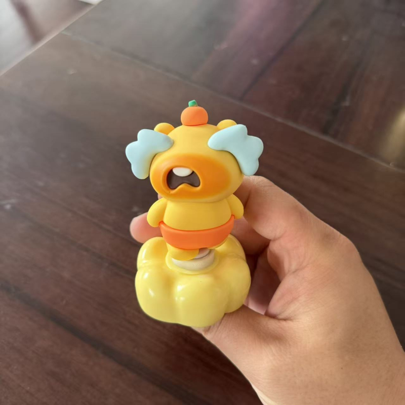 Capybara Lulu plišana igračka, okretni ukras za auto i uredski stol, slatka figurica koja se drži u ruci, neobičan desktop dekor