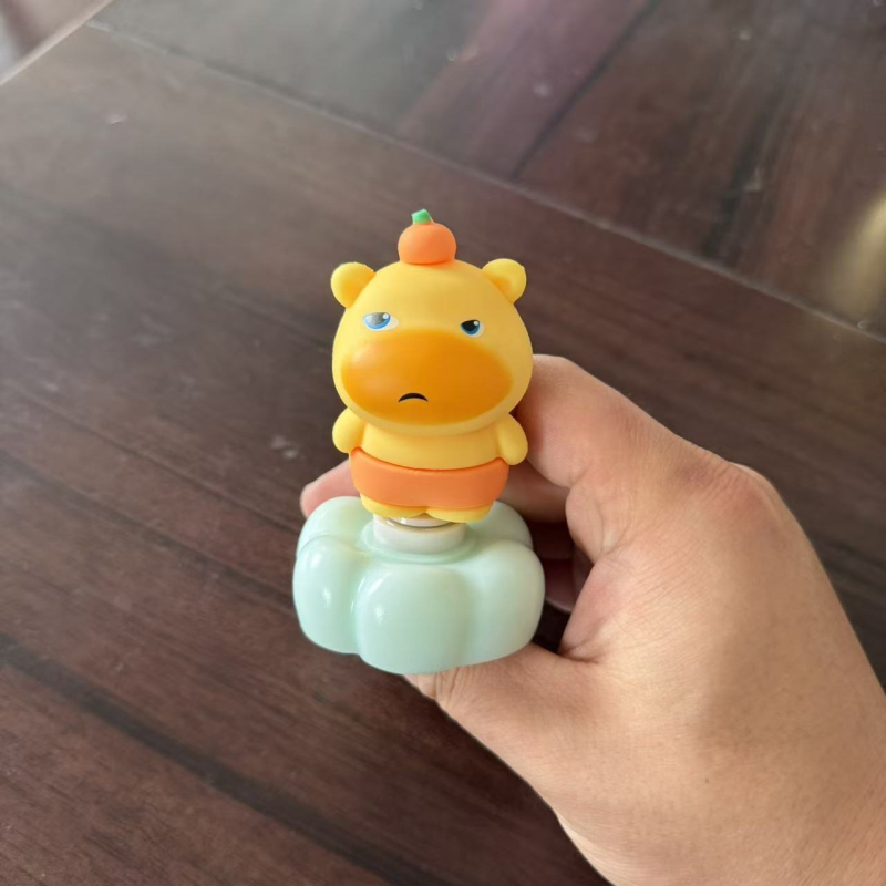 Capybara Lulu plišana igračka, okretni ukras za auto i uredski stol, slatka figurica koja se drži u ruci, neobičan desktop dekor
