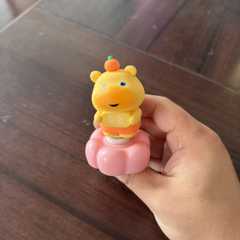 Capybara Lulu plišana igračka, okretni ukras za auto i uredski stol, slatka figurica koja se drži u ruci, neobičan desktop dekor