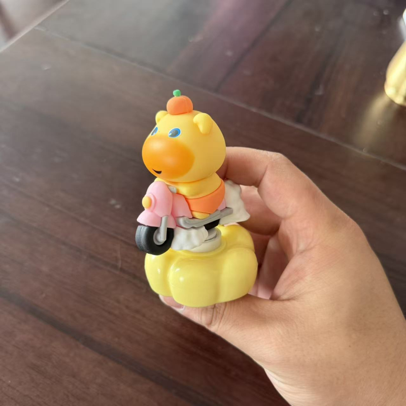 Capybara Lulu plišana igračka, okretni ukras za auto i uredski stol, slatka figurica koja se drži u ruci, neobičan desktop dekor