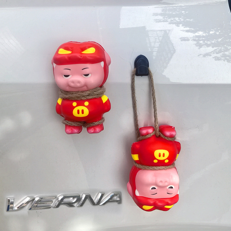Meiyesi crtani Pig Hero ukras za stražnji dio automobila, slatka dekorativna lutka za prtljažnik, pogodna za automobile, motocikle i električna vozila