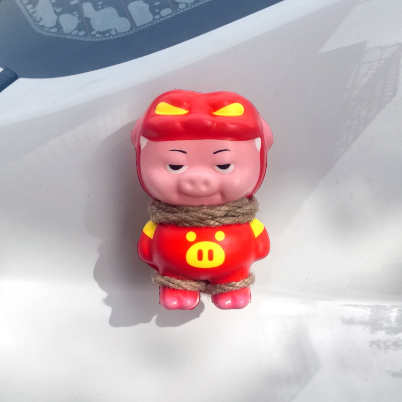 Meiyesi crtani Pig Hero ukras za stražnji dio automobila, slatka dekorativna lutka za prtljažnik, pogodna za automobile, motocikle i električna vozila