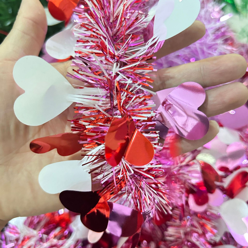 Ghirlandă cu inimă pentru Ziua Îndrăgostiților, panglici colorate și ciucuri de lână, decor pentru o atmosferă romantică