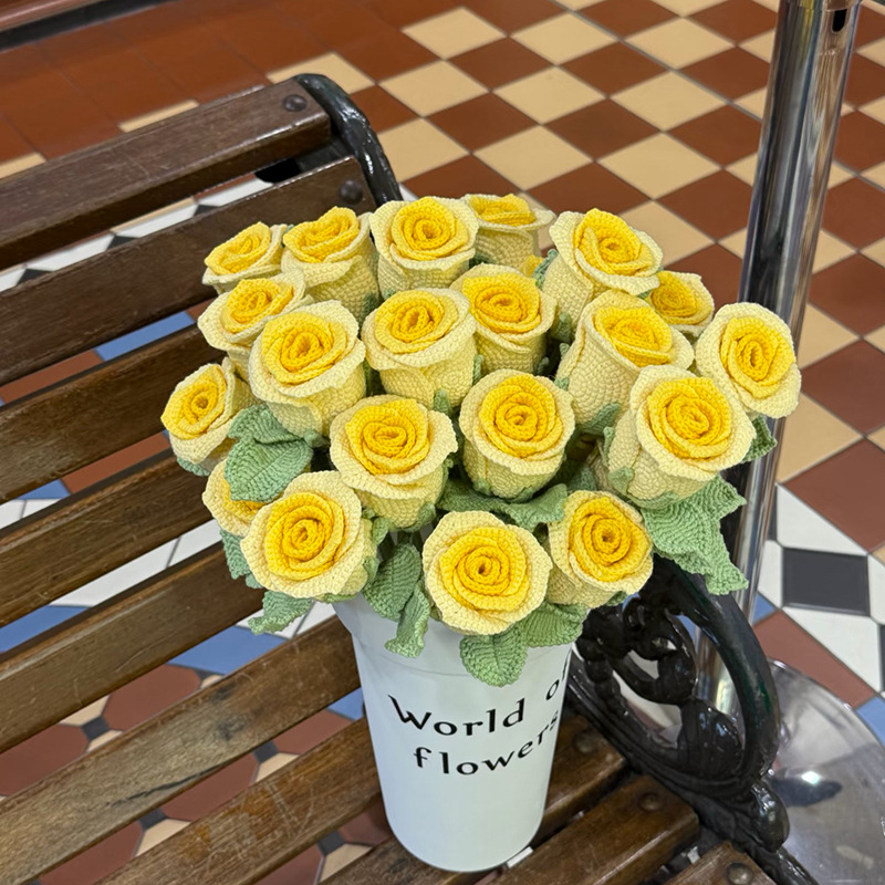 Buchet decorativ bordo din lână croșetată – floare artificială lucrată manual, cadou pentru iubită