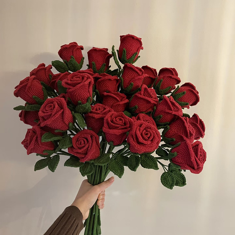 Buchet decorativ bordo din lână croșetată – floare artificială lucrată manual, cadou pentru iubită