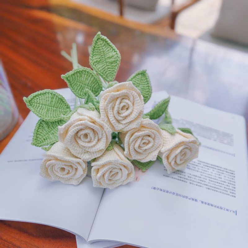 Buchet decorativ bordo din lână croșetată – floare artificială lucrată manual, cadou pentru iubită