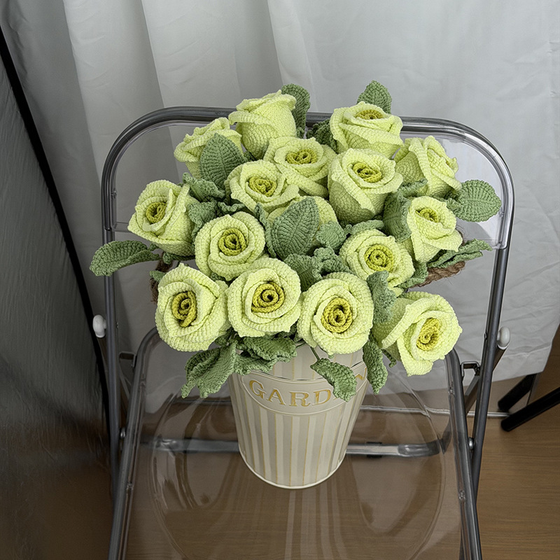 Buchet decorativ bordo din lână croșetată – floare artificială lucrată manual, cadou pentru iubită